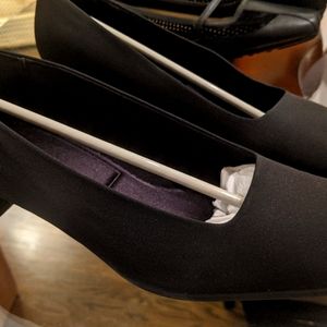 Ladies 11 Villager textured fabric pumps with heel LIKE NEW